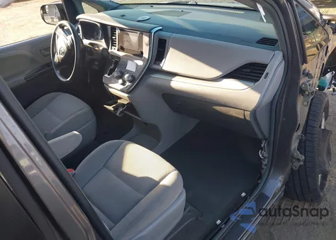 2016 Toyota Sienna L 7 Passenger z USA, uszkodzony, nr VIN 5TDZK3DC8GS743004